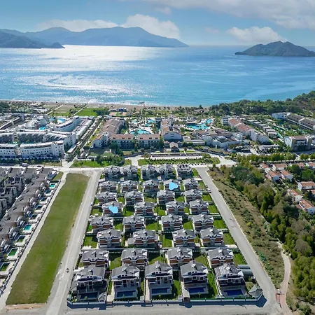 De Oezel Muestakil Havuzlu, Plaja Yakin Luex Villa