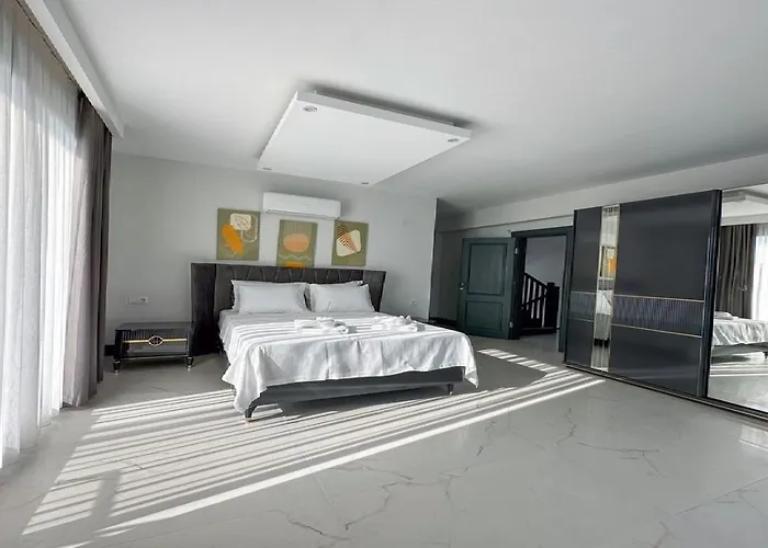De Oezel Muestakil Havuzlu, Plaja Yakin Luex Villa