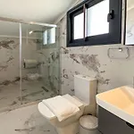 De Oezel Muestakil Havuzlu, Plaja Yakin Luex Vilă