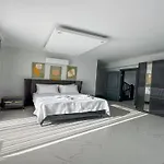 De Oezel Muestakil Havuzlu, Plaja Yakin Luex Vilă