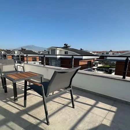 De Oezel Muestakil Havuzlu, Plaja Yakin Luex Willa *