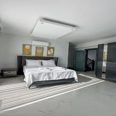 De Oezel Muestakil Havuzlu, Plaja Yakin Luex Vilă