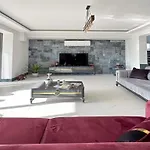 De Oezel Muestakil Havuzlu, Plaja Yakin Luex Villa