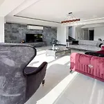 De Oezel Muestakil Havuzlu, Plaja Yakin Luex